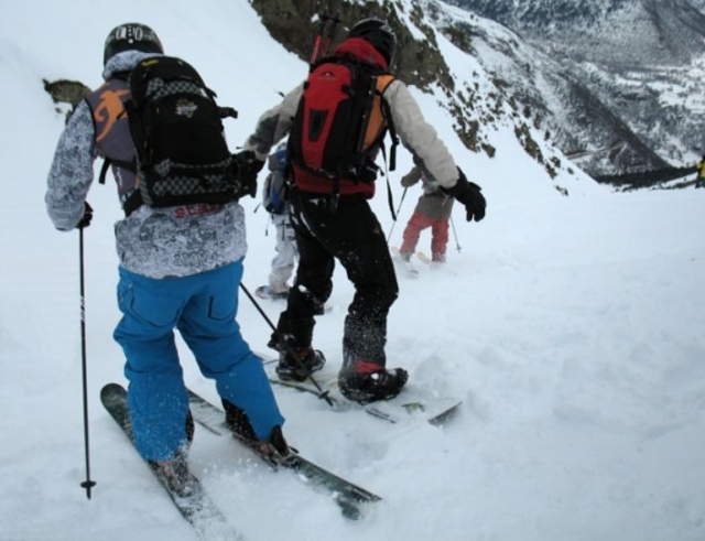  练习滑雪和单板滑雪